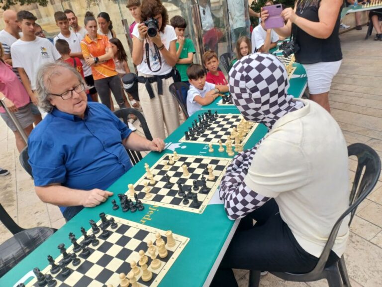 Rey Enigma y José Antonio Garzón reviven la primera partida del ajedrez moderno