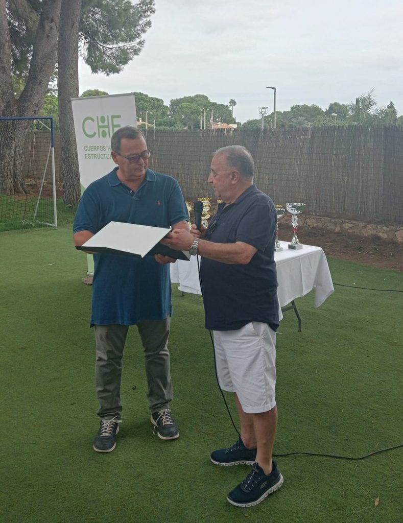 Sebas entregando placa conmemorativa a Jorge Cases (CHE)